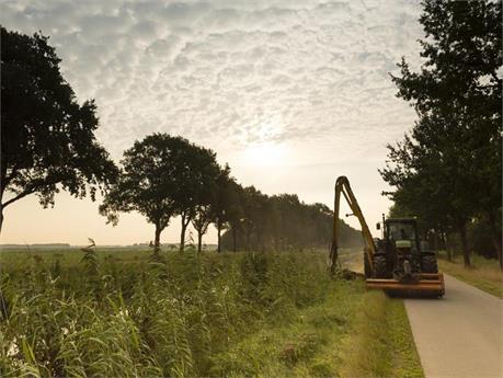 Een medewerker voert maaiwerkzaamheden uit
