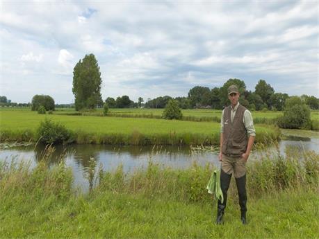 Een muskusrattenbestrijder aan het werk in het gebied
